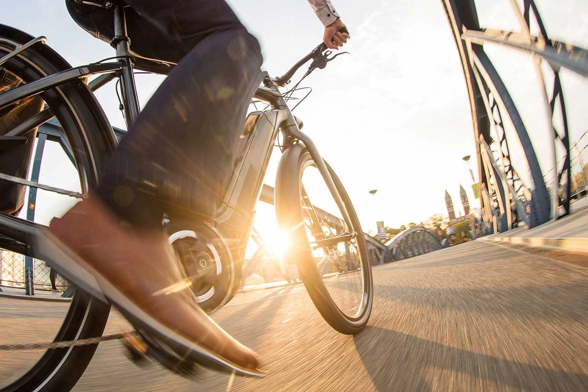 Ein Radfahrer auf dem Fahrrad fährt bei Sonnenuntergang